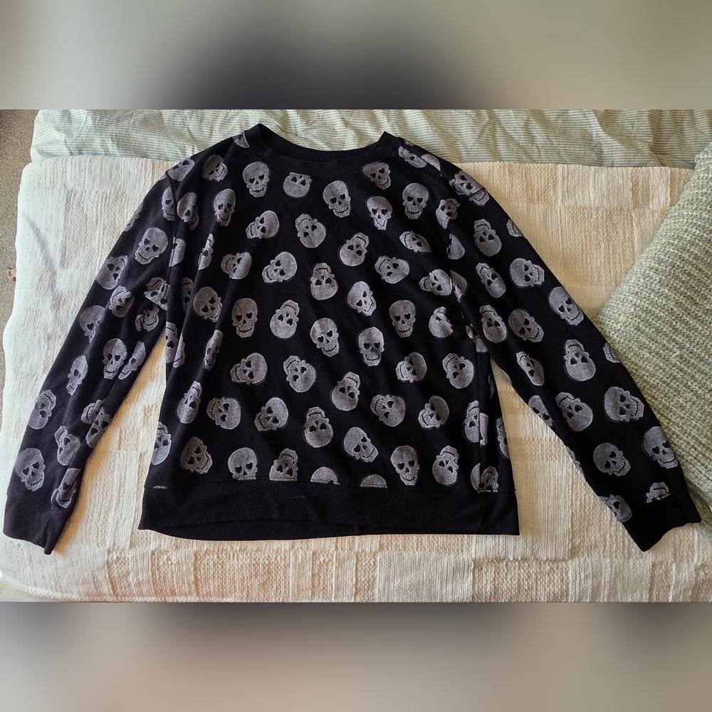Black Skull-Print Woman's Sweater - Crewneck
